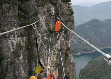 5A级景区云阳龙缸悬崖彩桥完工